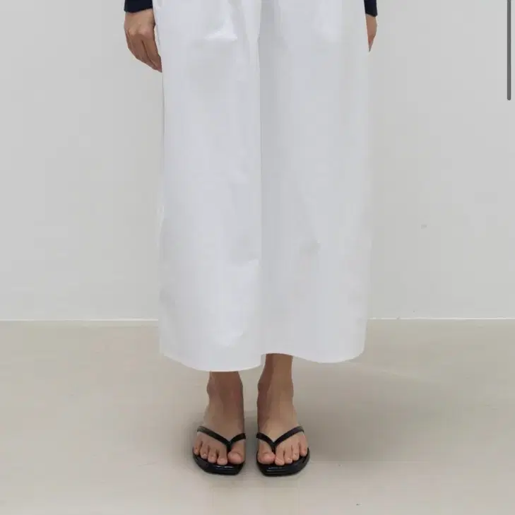 네세서리 Pleated Straight Skirt (White)