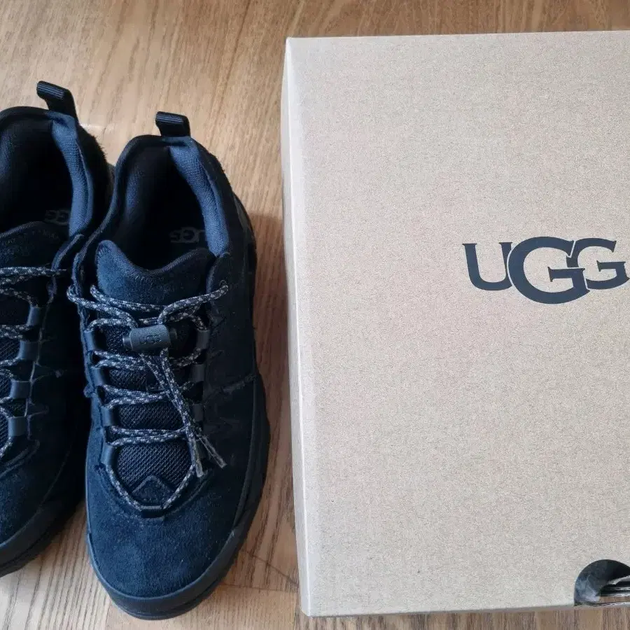 UGG 캡트레일 로우 블랙 6사이즈 230 어그 운동화