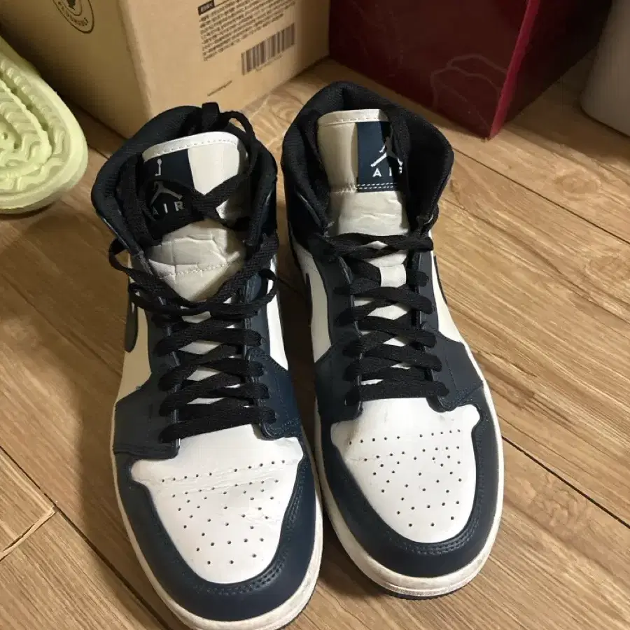 조던 1 미드 다크틸 265
