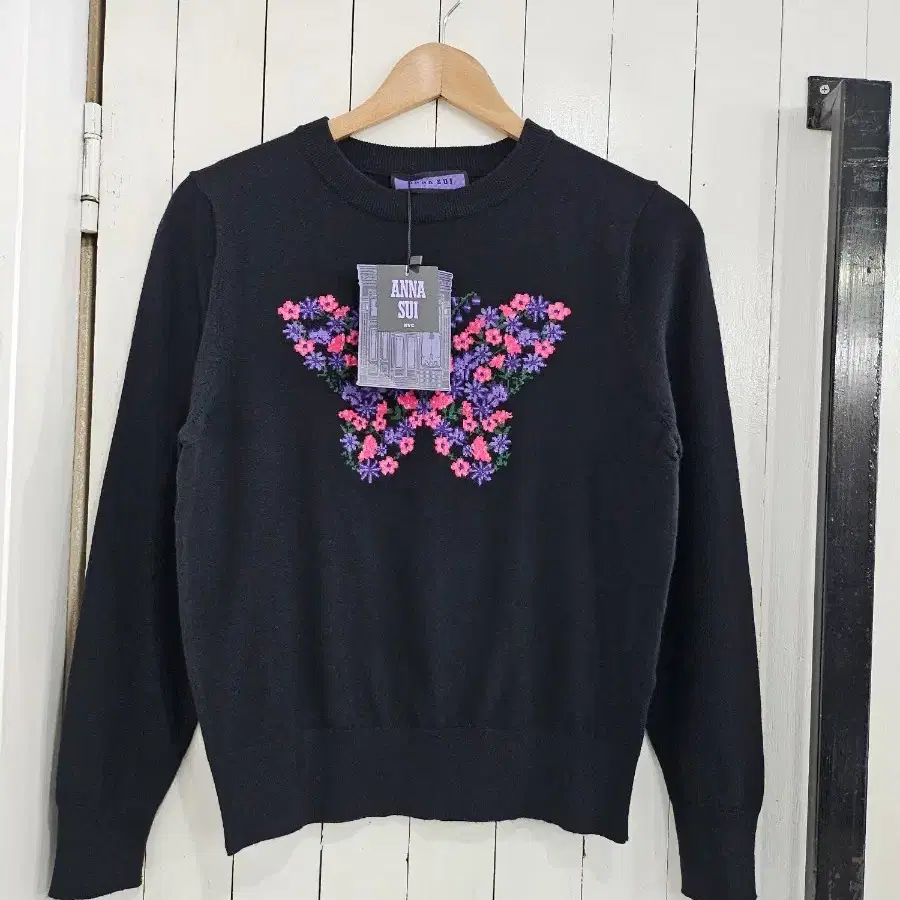 새상품 ANNASUI 안나수이 여성 니트 M 블랙 플라워 나비 긴팔 봄 가을 간절기 니트티(B2254) 새제품