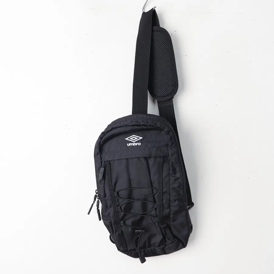 엄브로 메신저백