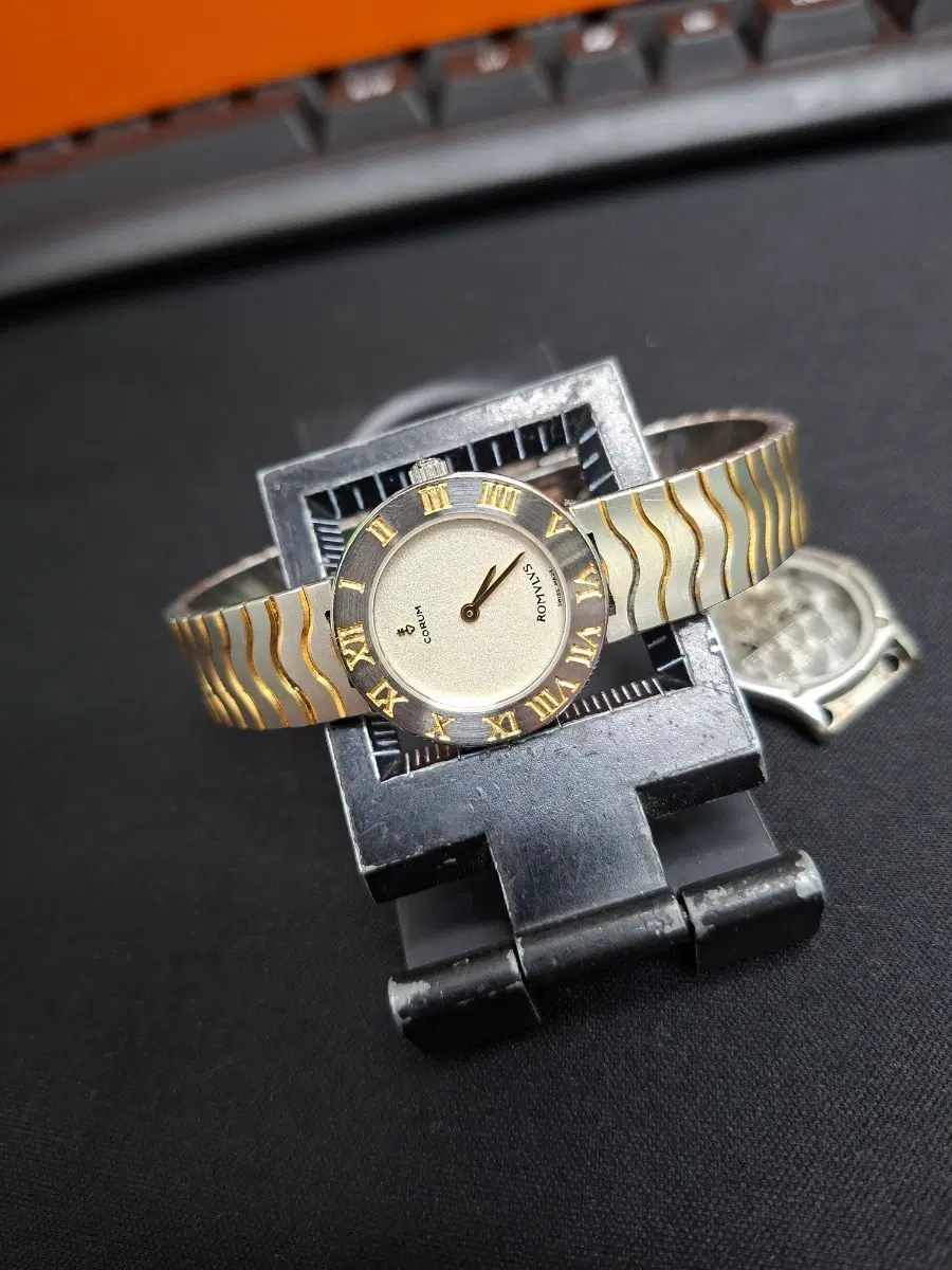 코럼 로뮬루스 여성 쿼츠시계(18k 골드 & 스틸) CORUM