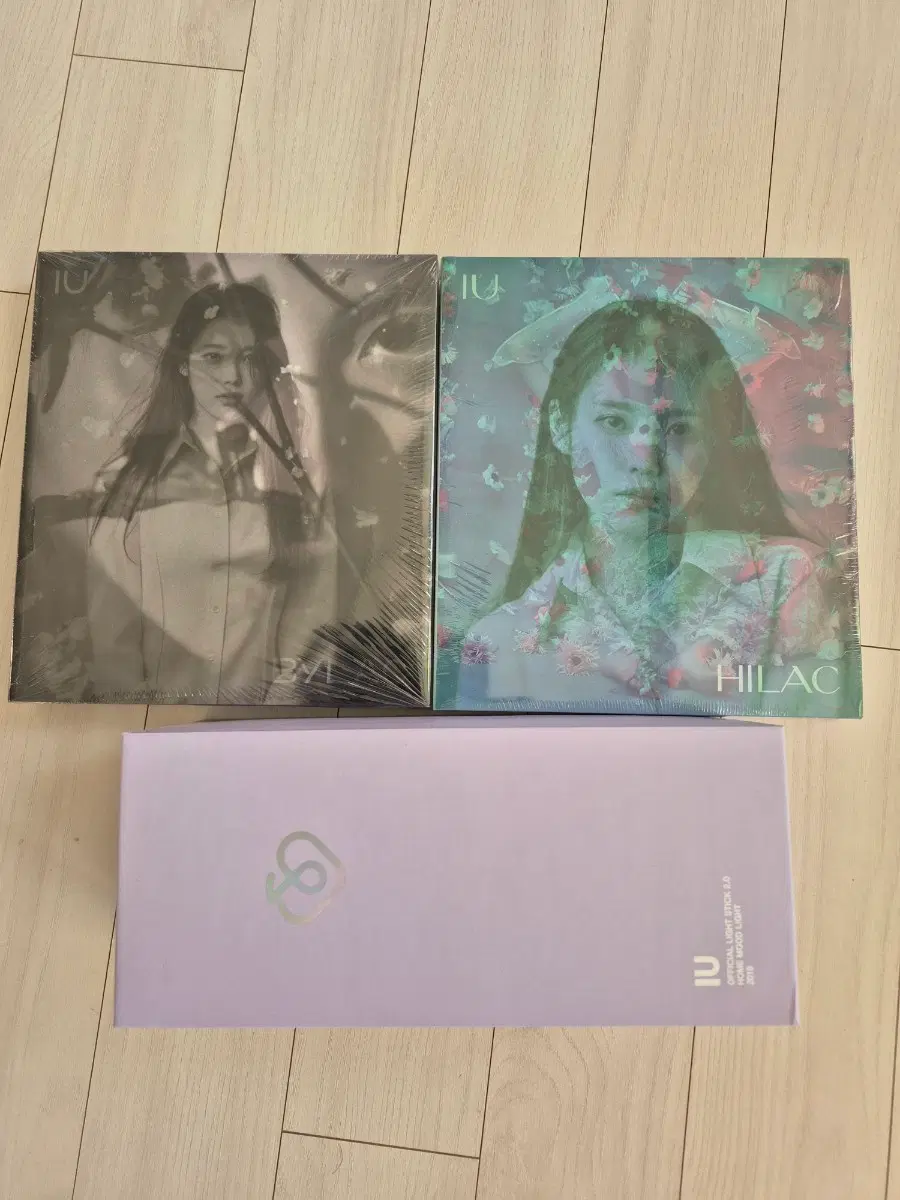 미개봉 아이유 정규 5집 LILAC CD 2종 + 공식 응원봉 배송비포함