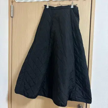 노스탤지어 블랙 퀼팅 플레어 스커트