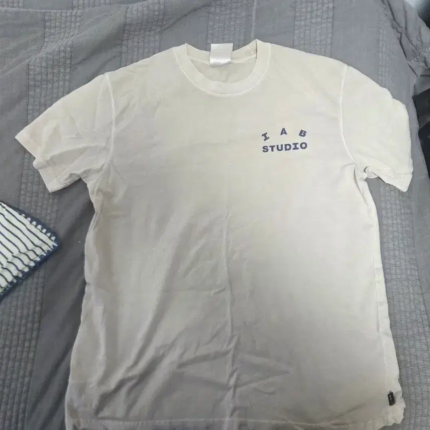 IAB STUDIO Tシャツ ベージュ