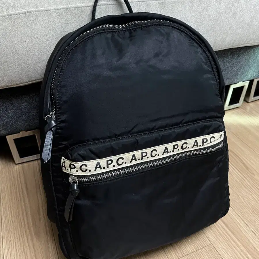 APC 블랙 나일론 백팩