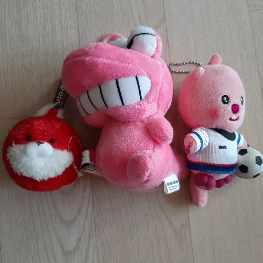 인형 키링 3종 세트 (빨간 여우, 핑크 공룡, 축구하는 곰돌이)