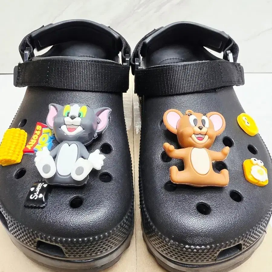 CROCS 크록스 톰과제리 지비츠 포함 M6W8