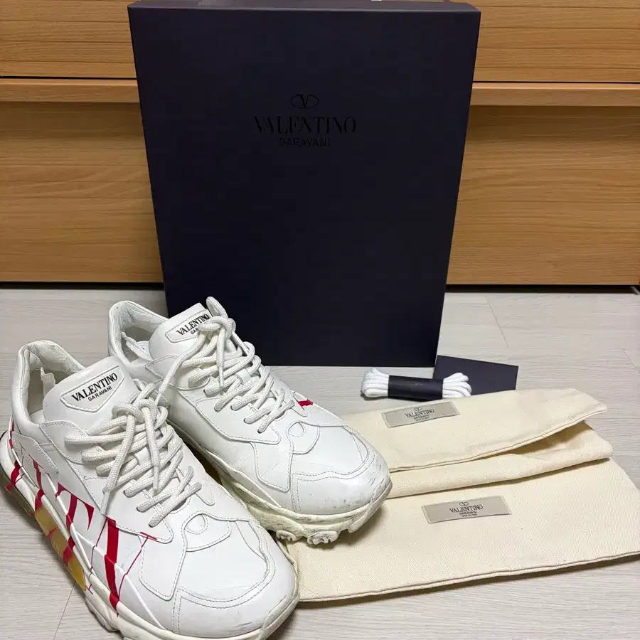 발렌티노 VLTN 바운스 스니커즈 화이트 42