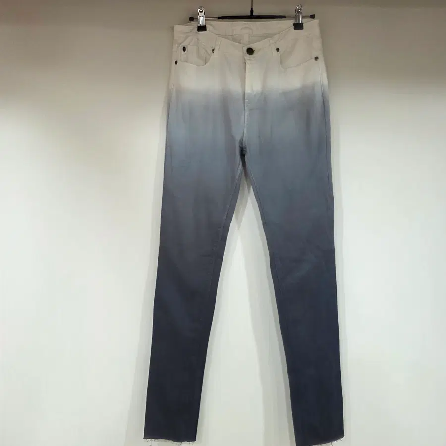 알렉산더 맥퀸(Alexander McQueen)의 여성용 옴브레(그라데이션) 데님 팬츠 28인치