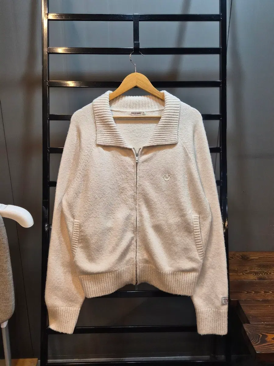 [XL] 트루릴리젼 TRUE RELIGION 25FW 카라 니트 집업 가디건 3.9