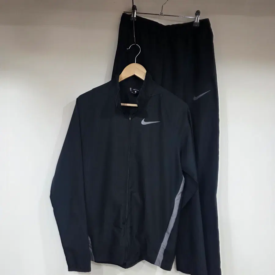 나이키(Nike) 드라이핏(DRI-FIT) 폴리에스터 트레이닝 상 하의 세트