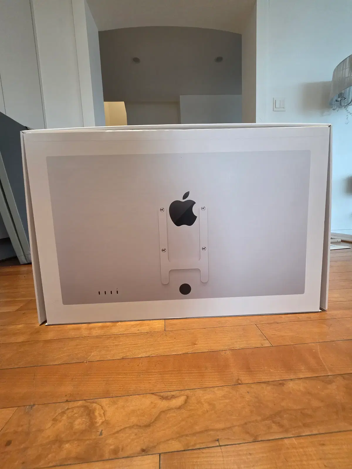 Apple Studio Display VESA 마운트 / 스탠다드 글래스 모델 판매합니다.