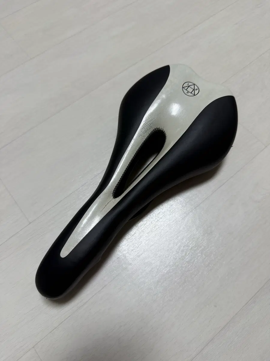 언노운 안장