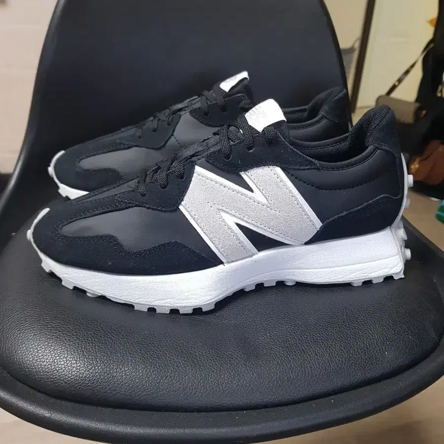 뉴발란스 327 블랙 실버 260