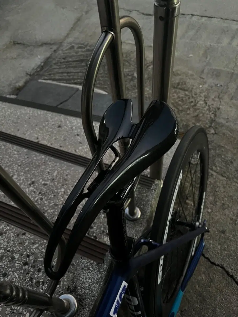 알리 카본 안장