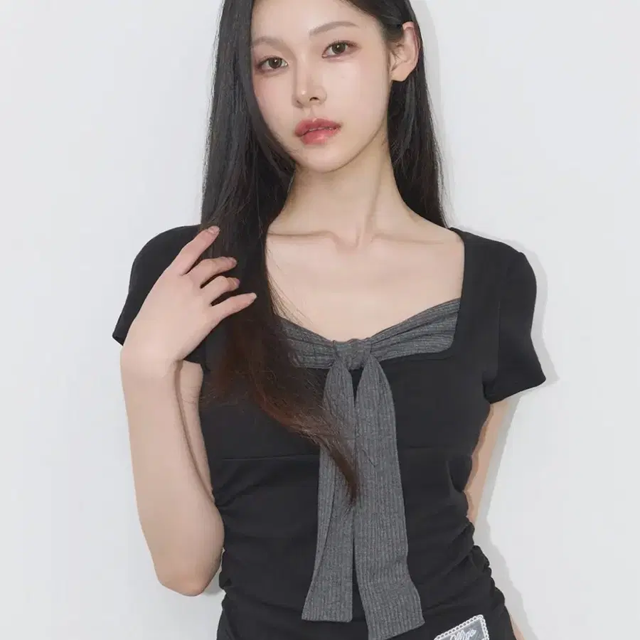 일리고 레이어드 리본 타이 티셔츠