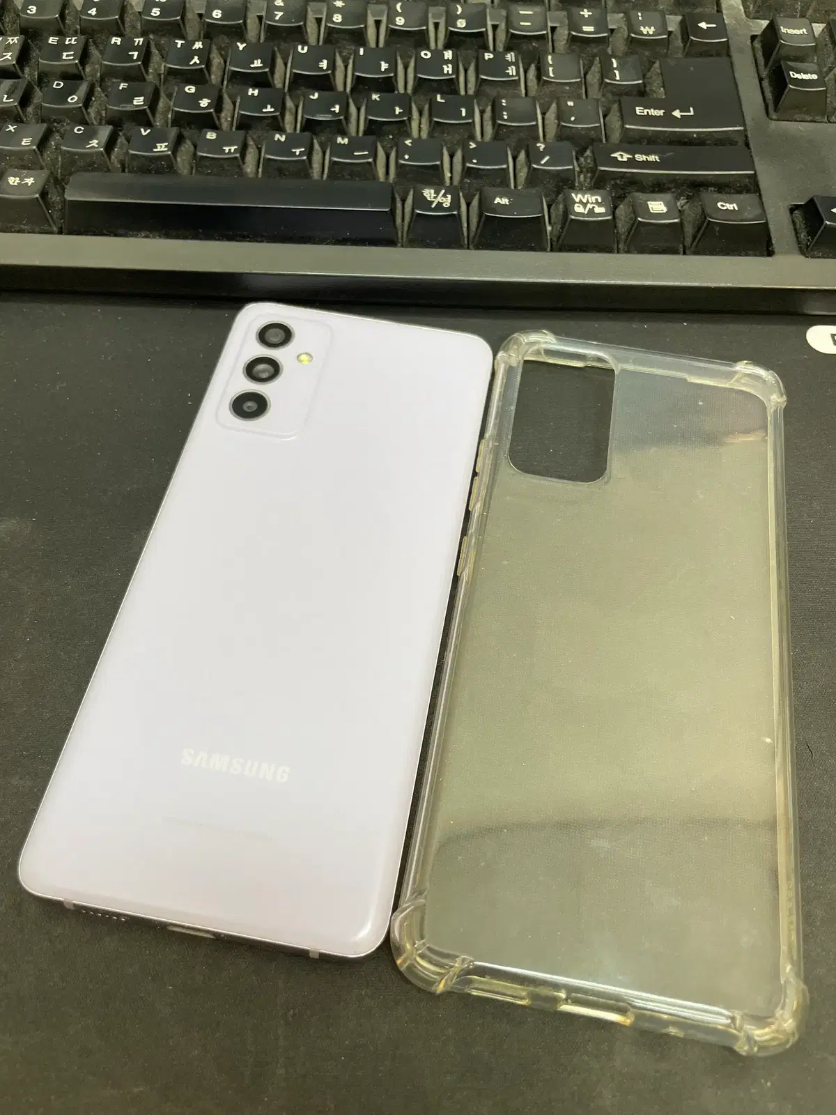갤럭시퀀텀2 라벤더 128GB 무잔상 상태좋은 중고16만3천팝니다