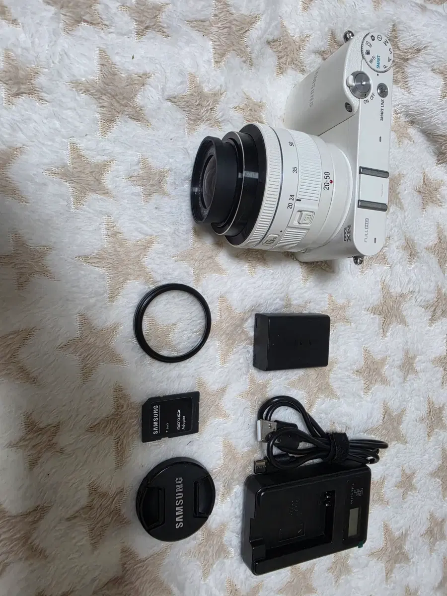 삼성 NX1000 화이트 미러리스 카메라 (20-50mm 렌즈). 밧데리.64GB메모리.충전기.UV렌즈
