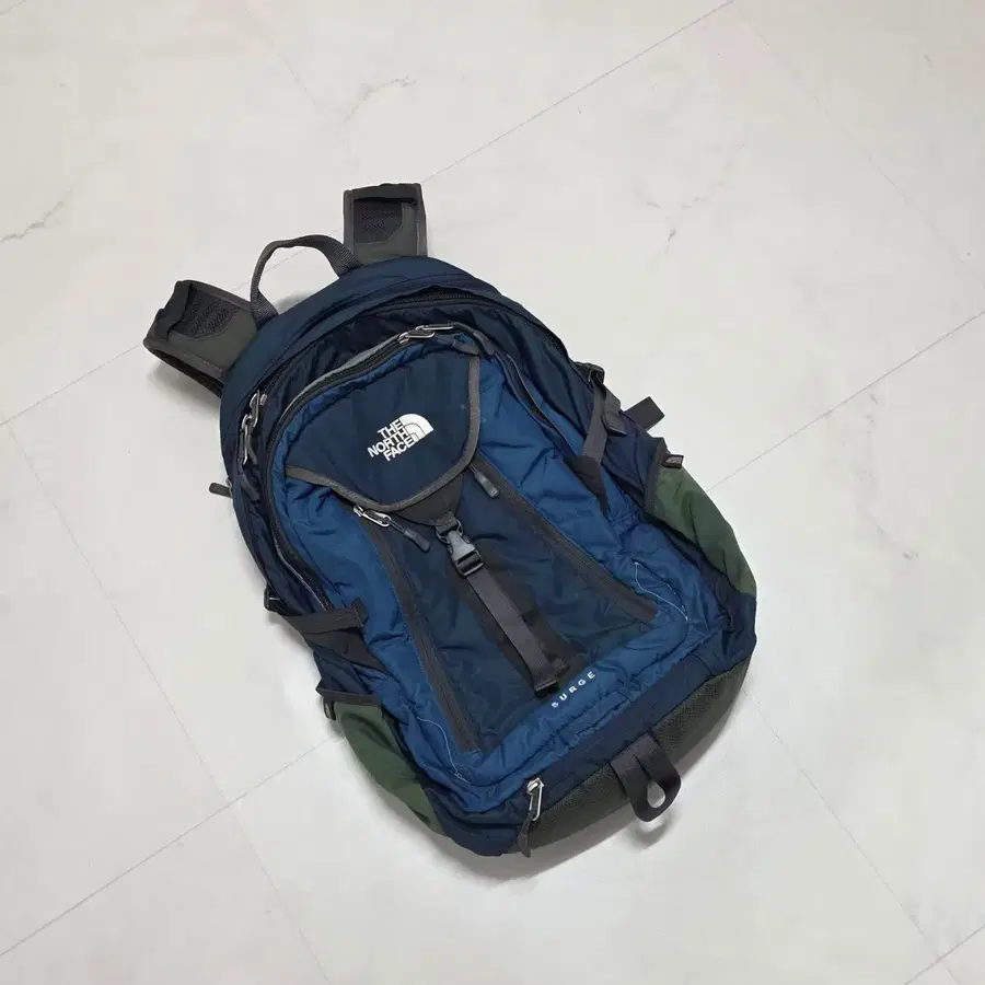 노스페이스 SURGE 아웃도어 백팩 33L
