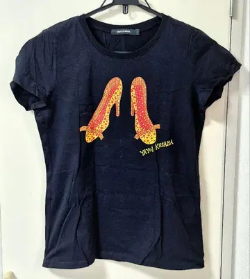 쿠사마 야요이 T셔츠 블랙 하이힐 UNIQLO 콜라보
