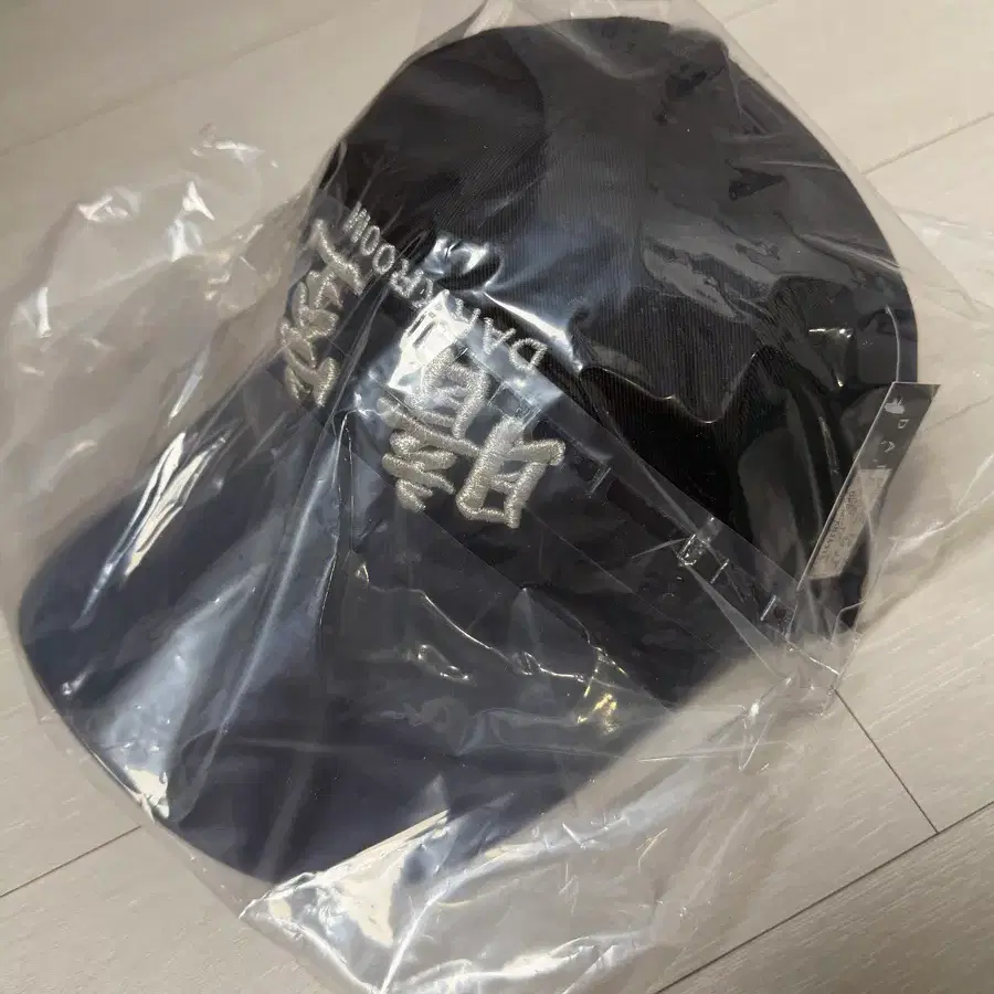 다크룸 업사이드다운 볼캡 판매합니다.
