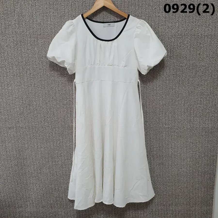 르샵 화이트 퍼프소매 블랙 배색 원피스 F