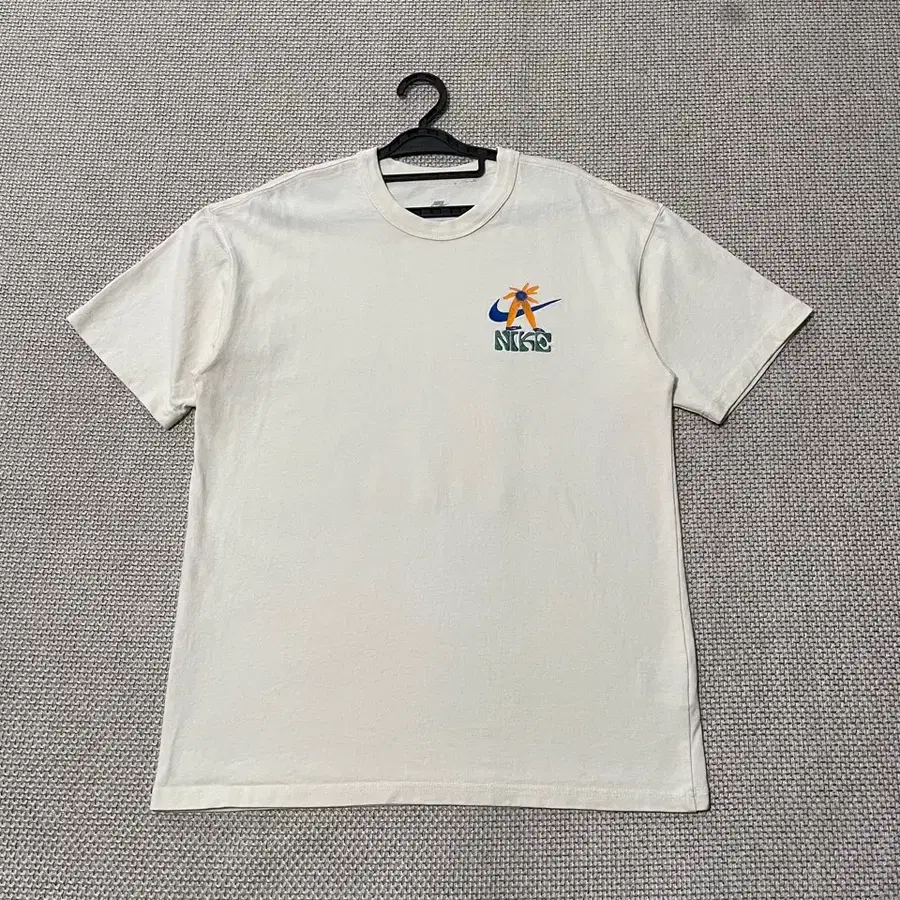 L 나이키 라운드 반팔티 24SS B.8588
