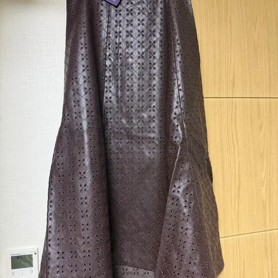 로우엘 펀칭 가죽 스커트 브라운