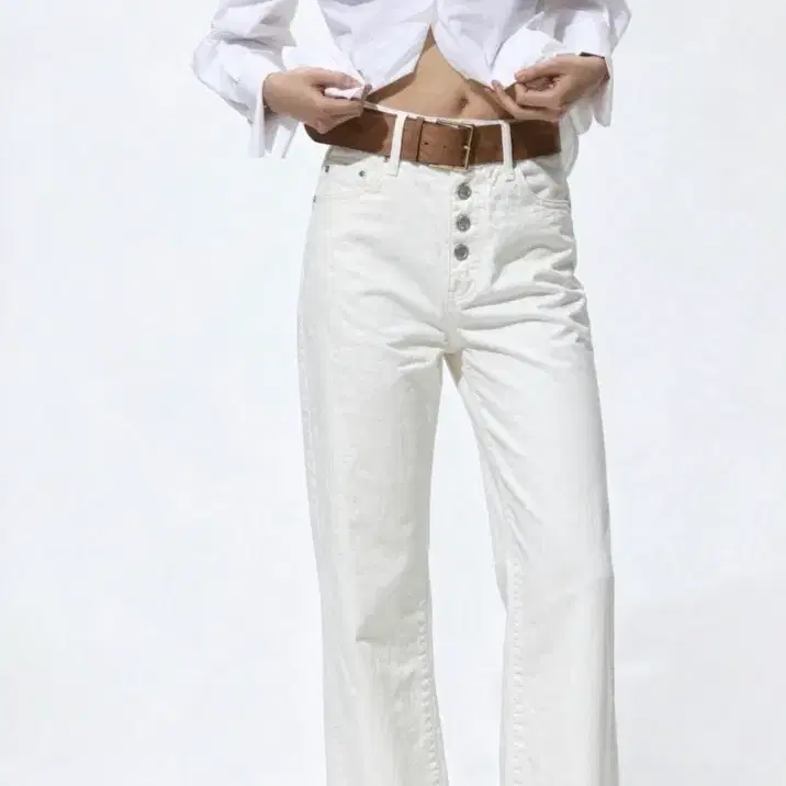 새상품 ZARA 미니 플레어 화이트 데님 팬츠 (EUR 34)