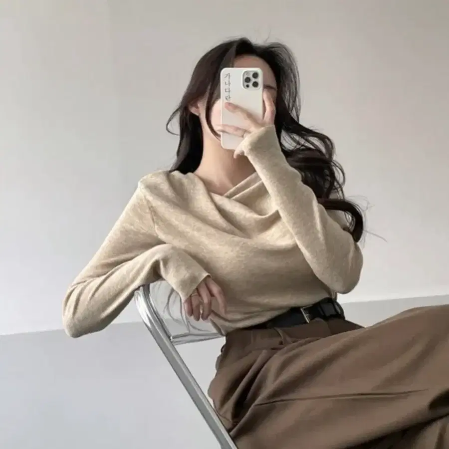 베이지색 드레이핑 넥 니트