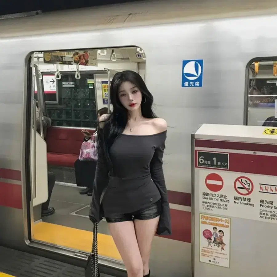 하이클래식 허얇골넓 셔링 트임 오프숄더 차콜