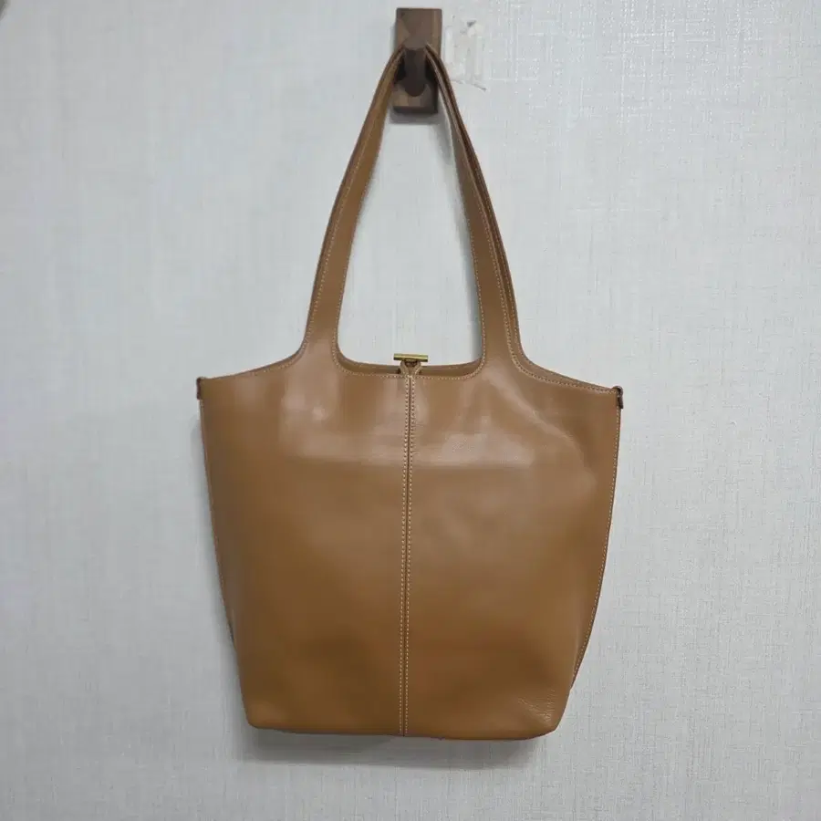 아뜰리에 드 루멘 카멜 색상 숄더백