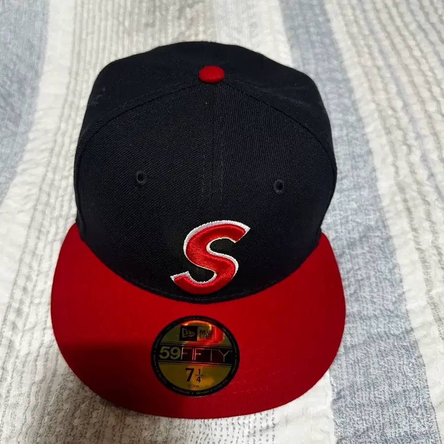 슈프림 뉴에라 59FIFTY 7 1/4 블랙 레드