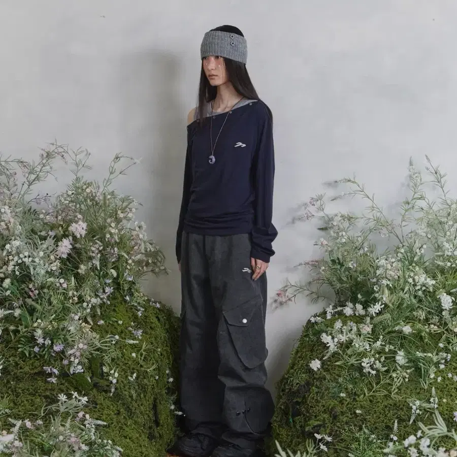 탄산마그네슘 원숄더 아일렛 롱슬리브 (네이비)