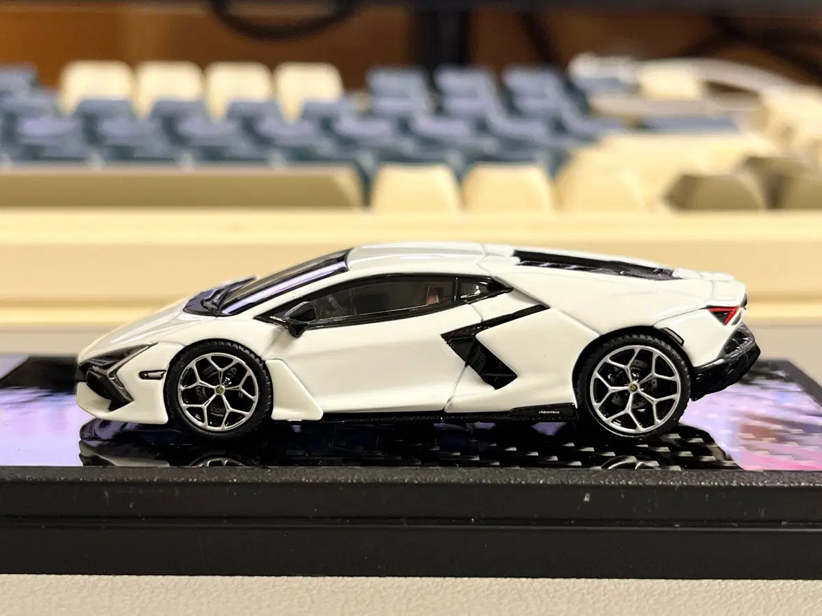 [lcd] 1:64 람보르기니 레부엘토 화이트