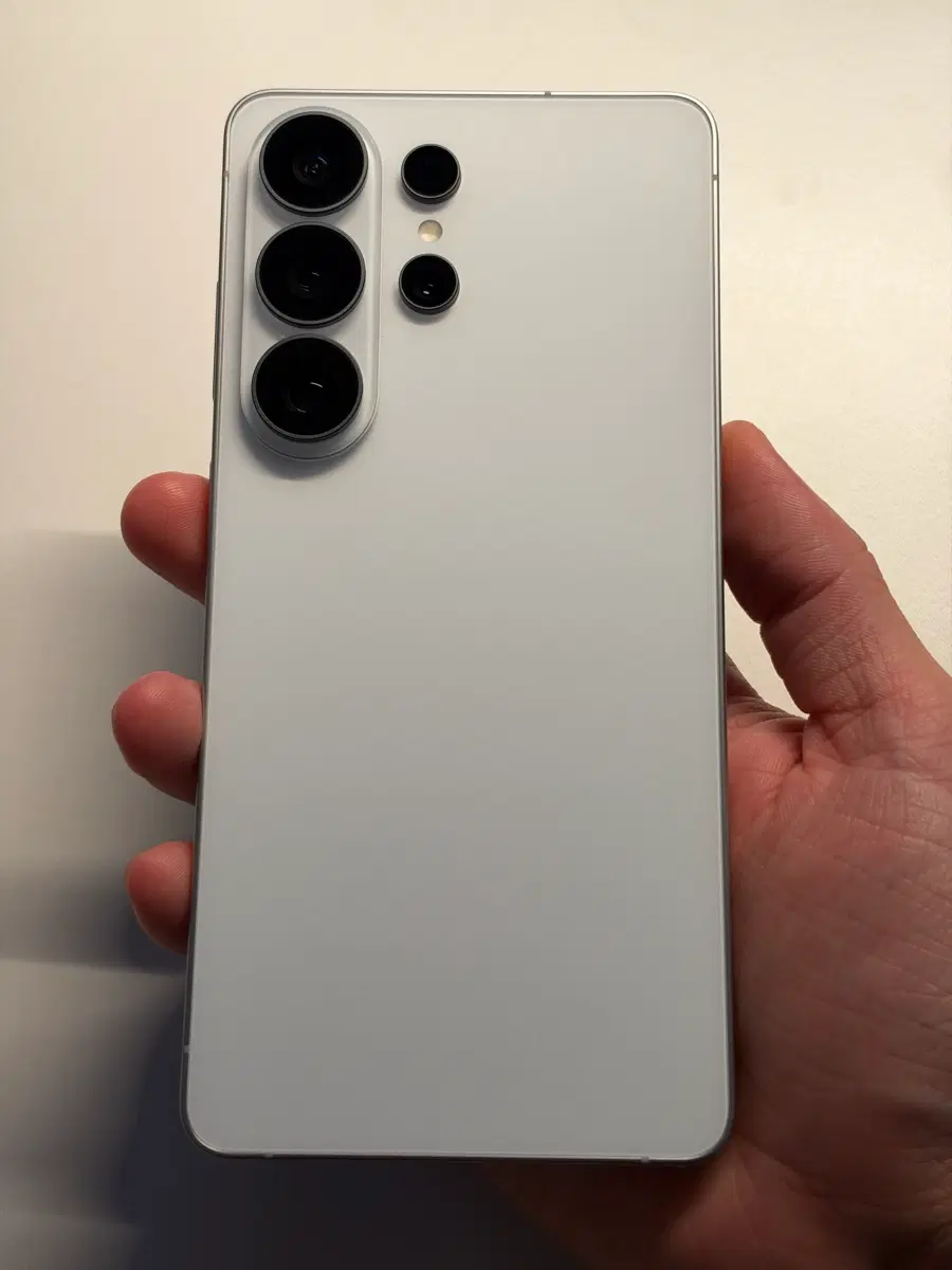 갤럭시 26 울트라 256gb 화이트 자급제 판매합니다!