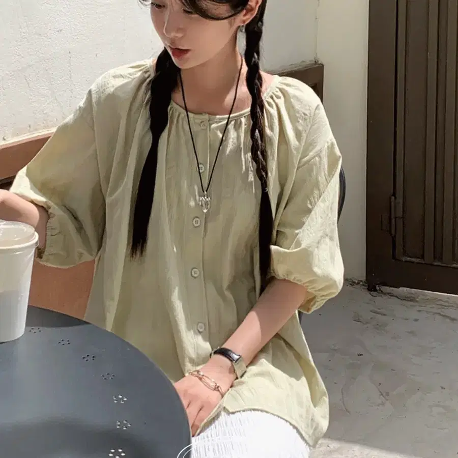 어리틀빗 코니 백슬릿 블라우스 라이트 그린 cony back-slit blouse