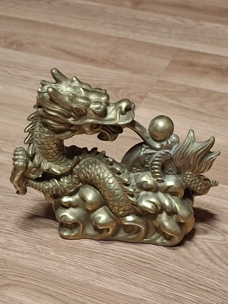황동 용 장식품