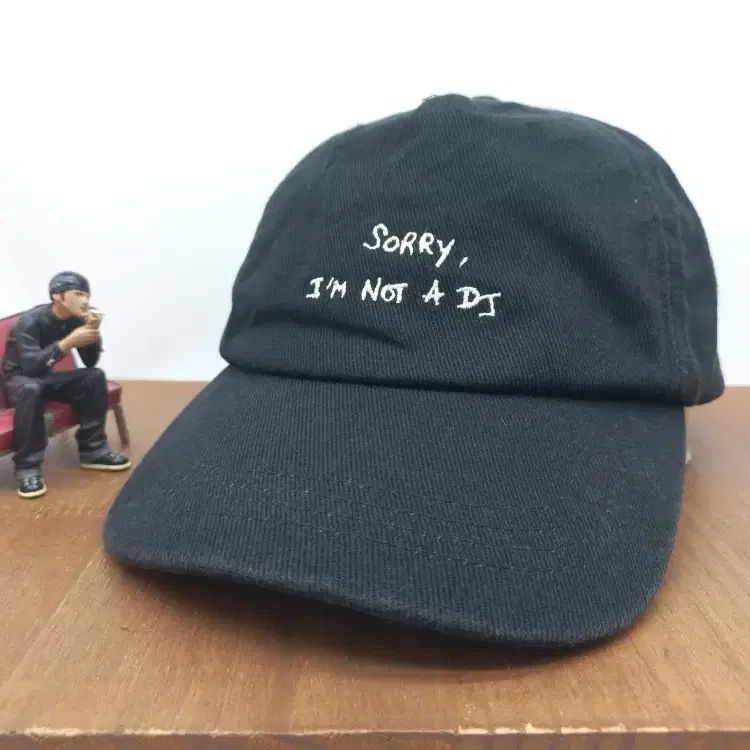 자라 쏘리 SORRY, I'M NOT A DJ 레터링 자수 위트 볼캡 야구모자 블랙