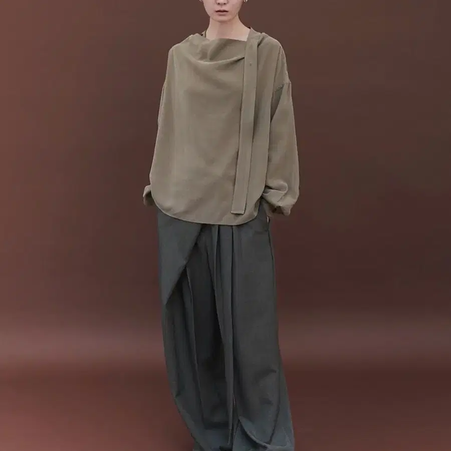 와이이 어리틀빗 Asymmetric Drape Collar Shirt 하객룩