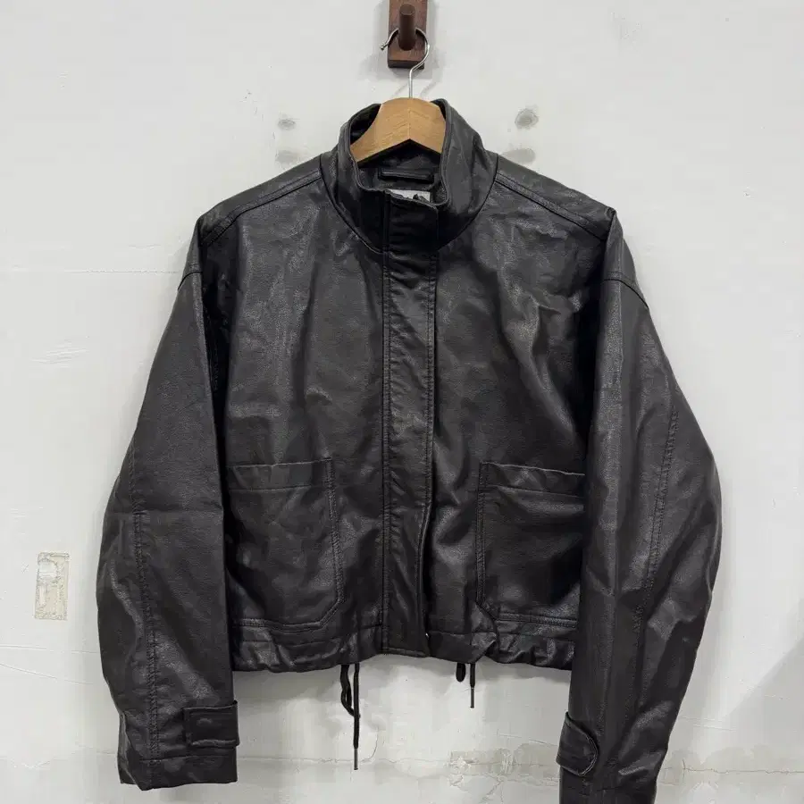 (80/xs)에잇세컨즈 페이크레더 숏 자켓