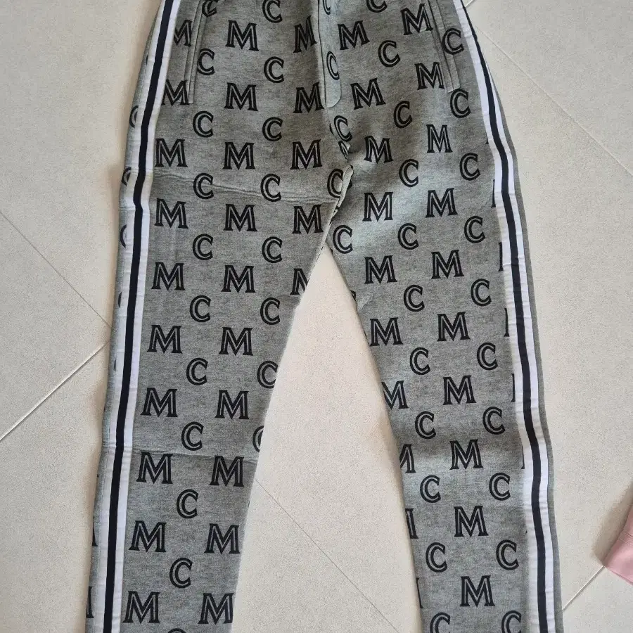 MCM 로고 패턴 조거 팬츠 그레이