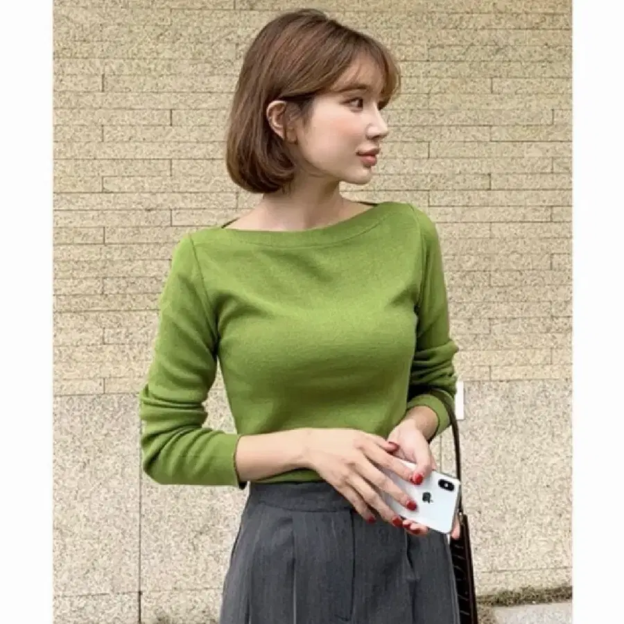 초록색 보트넥 긴팔 니트