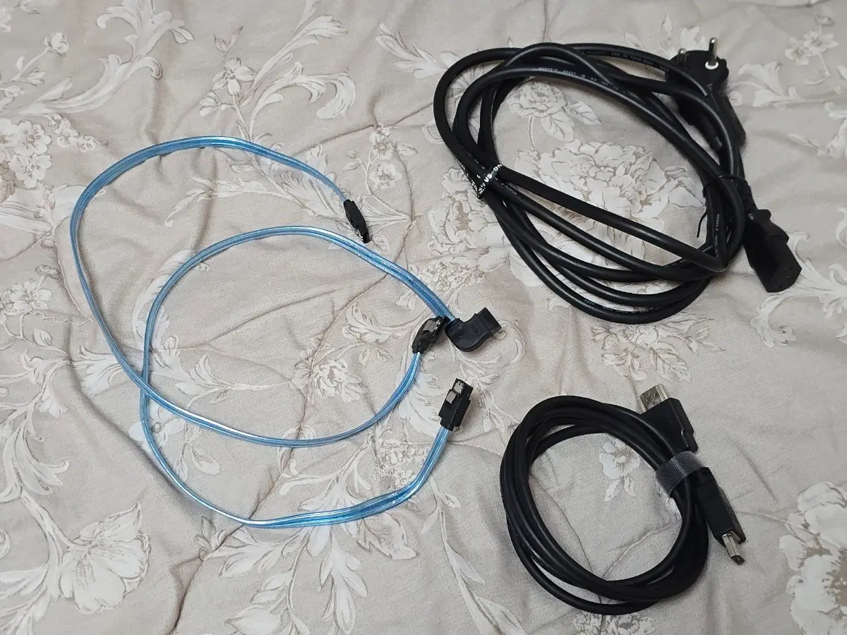 AC 파워, HDMI, SATA3 케이블 일괄 판매합니다