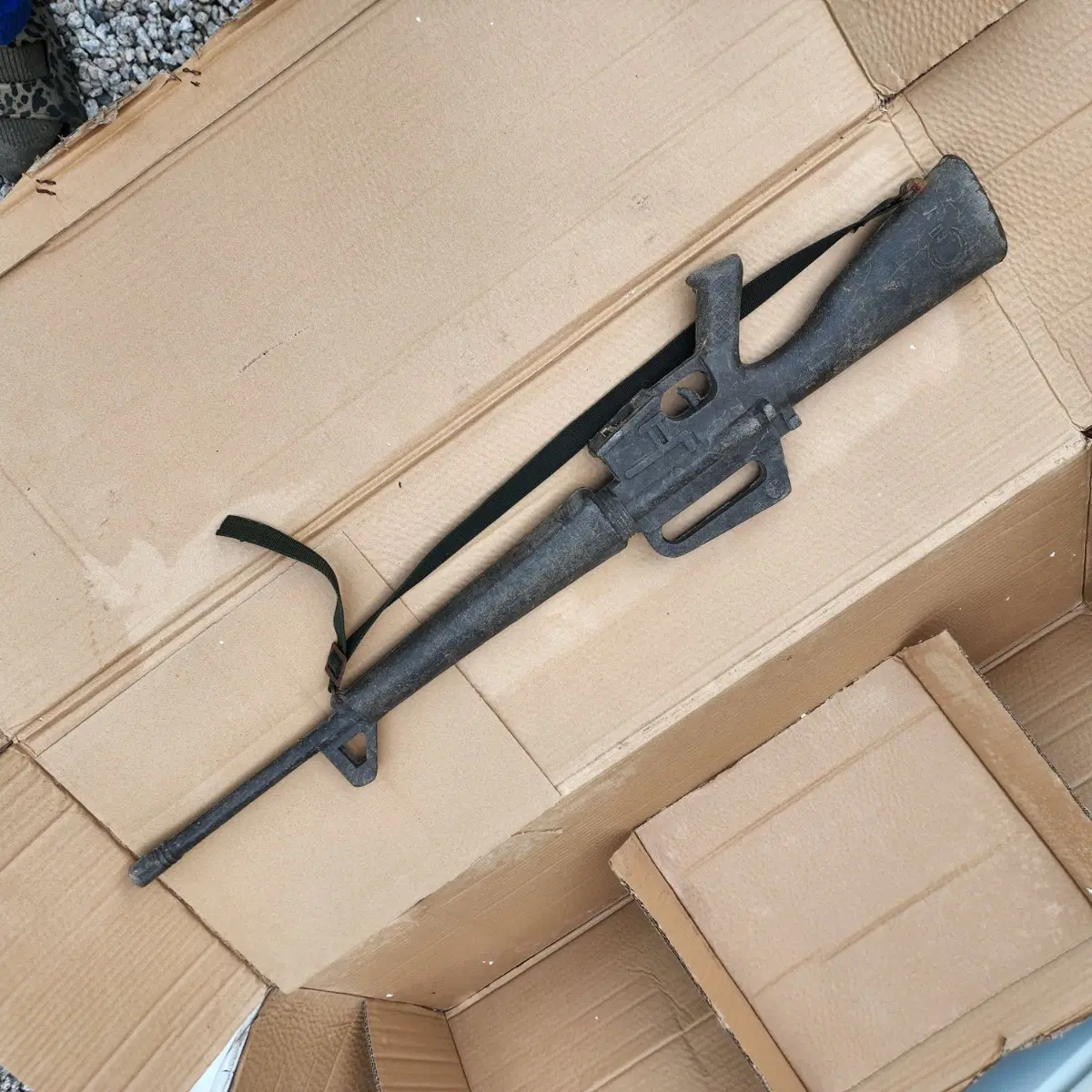 1960~1970년대 고등학교 교련 수업에서 총검술 및 제식훈련 실습용으로 사용하던 M16모형 고무총(교련총)