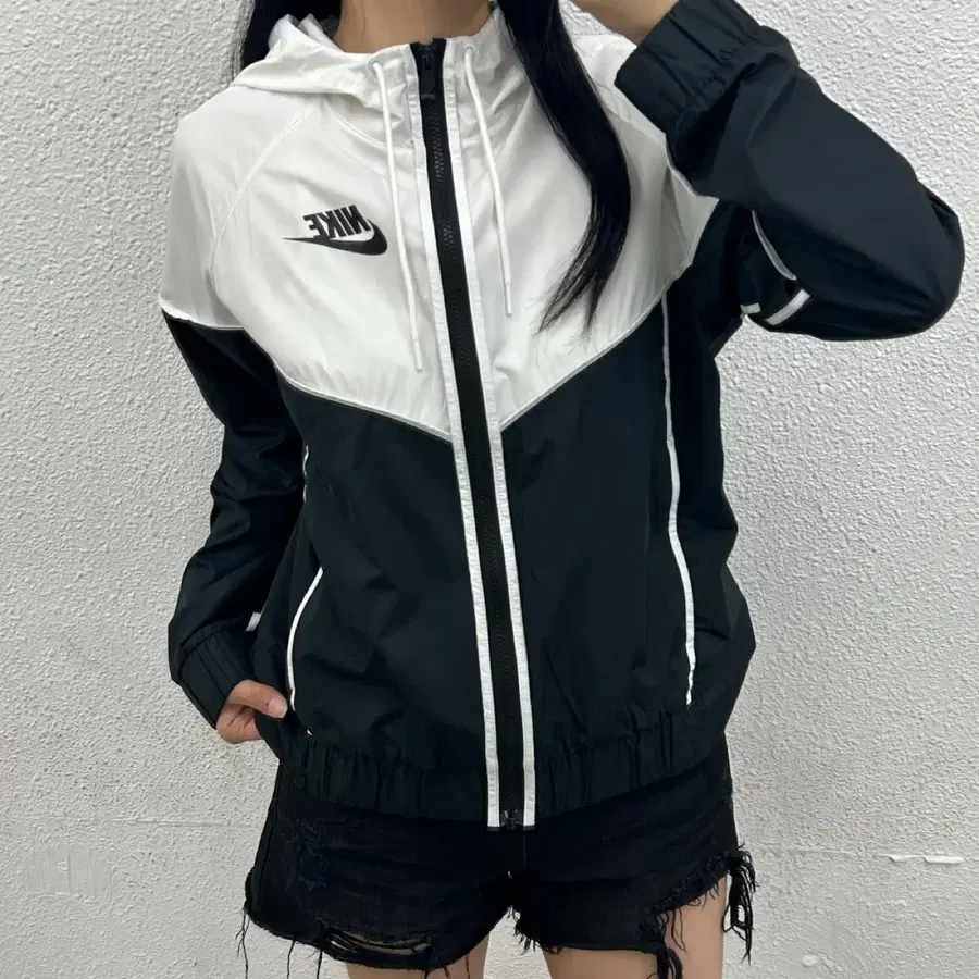 나이키 스우시 화이트라인 블랙 바람막이 XL