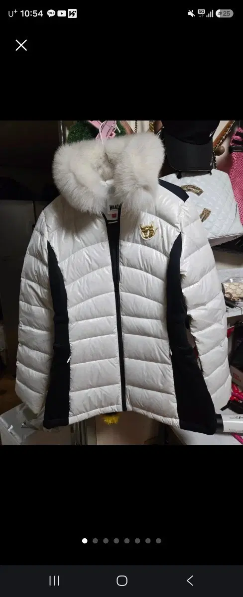 왁 화이트 폭스퍼 구스다운 숏패딩90