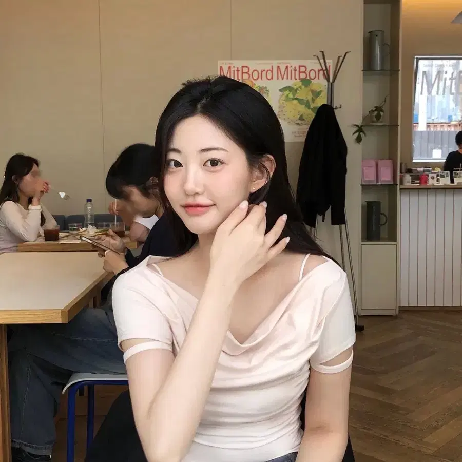 제니오 텐셀 드레이프 오프숄더 피치 베이지