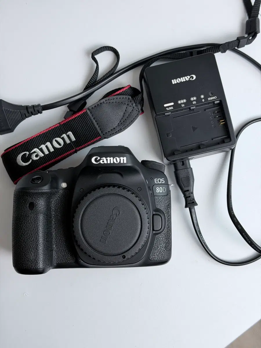 캐논 EOS 80D 카메라 본체 및 충전기